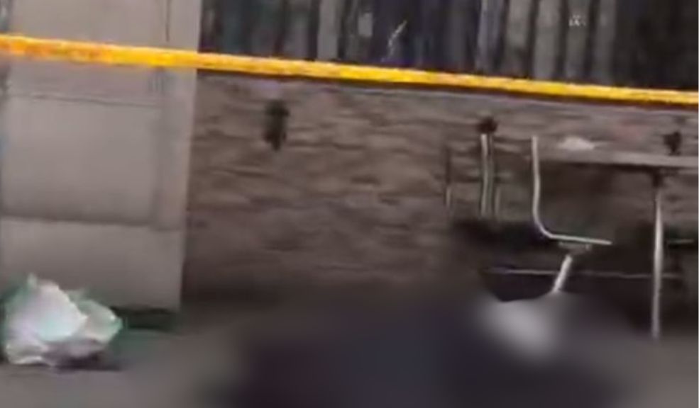 Yefferson murió tras ser víctima de una bala perdida en Usaquén 1 Yefferson murió tras ser víctima de una bala perdida en Usaquén Un joven de 29 años, identificado como Yefferson León Carranza y quien era ingeniero civil de la Universidad Católica, fue víctima de una bala perdida. El joven estaba cruzando la calle cuando se presentó el ataque, que iba dirigido a otra persona.