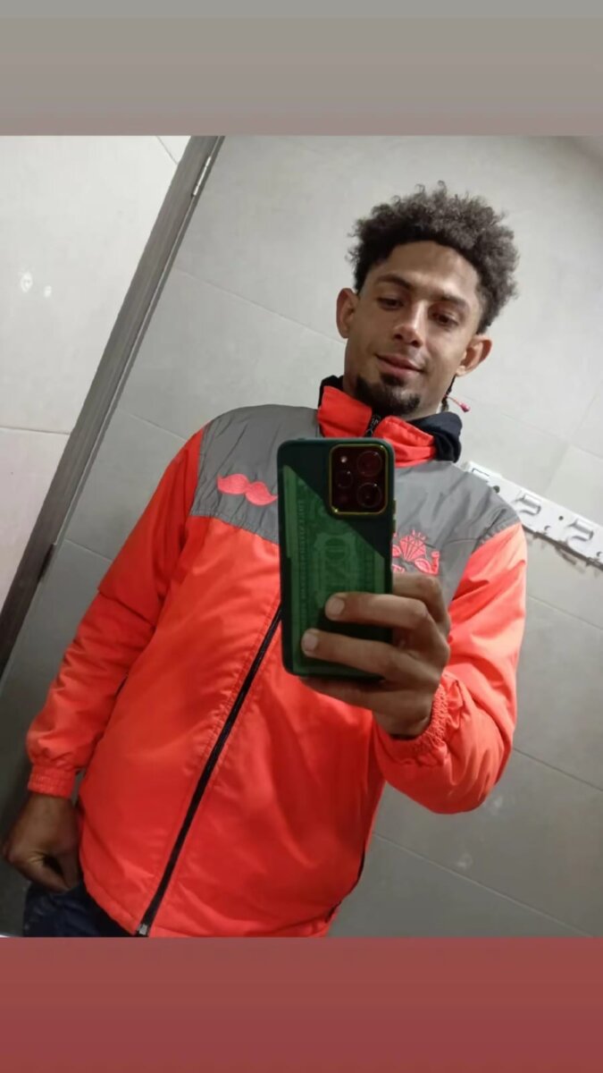De celador y repartidor a futbolista profesional 1 De celador y repartidor a futbolista profesional El camino para llegar al fútbol profesional está lleno de muchos obstáculos y solo los persistentes son los que llegan al final. Por eso historias como la de este barranquillero son para quitarse el sombrero.