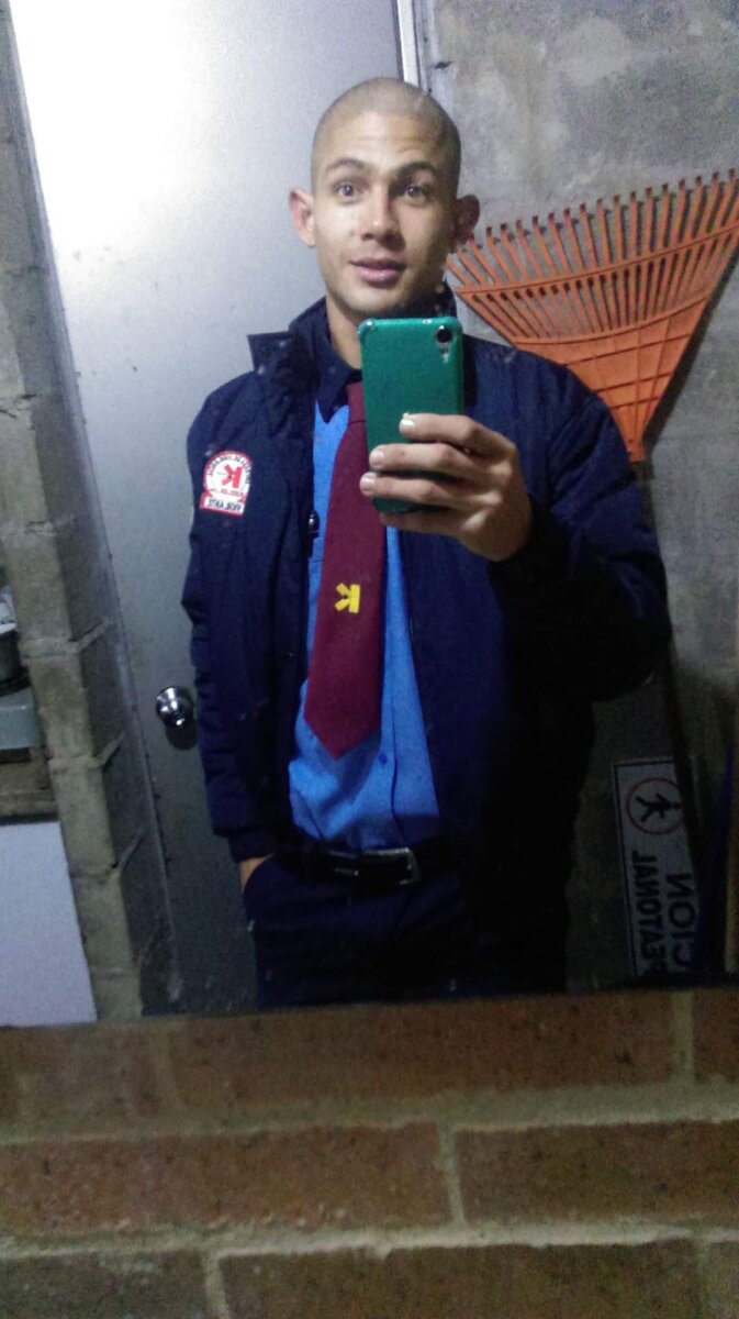 De celador y repartidor a futbolista profesional 2 De celador y repartidor a futbolista profesional El camino para llegar al fútbol profesional está lleno de muchos obstáculos y solo los persistentes son los que llegan al final. Por eso historias como la de este barranquillero son para quitarse el sombrero.