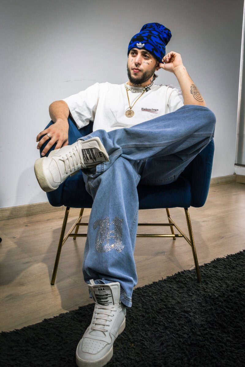 Dekko reveló cómo pasó de ser zapatero a dedicarse a la música 1 Dekko reveló cómo pasó de ser zapatero a dedicarse a la música Dekko, un cantante que ha logrado conectar con miles de personas a través de sus letras y melodías, revela que su carrera musical no fue algo planeado.