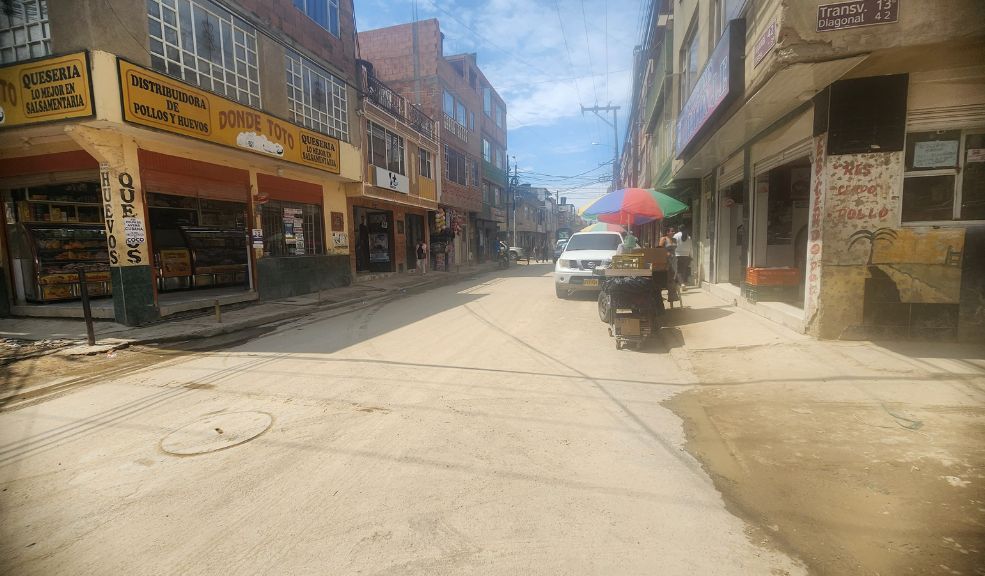 EXCLUSIVO: Momento en el que joven muere tras ser golpeado en la cabeza por un sujeto en Soacha Un hombre de 28 años fue brutalmente golpeado por un sujeto en La Despensa, (Soacha). Q'HUBO conoció el video de las cámaras de seguridad.