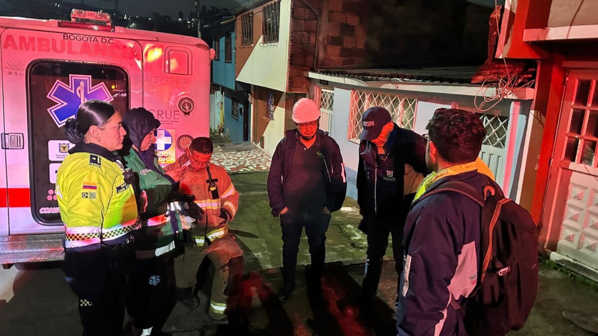Deslizamiento de tierra derrumbó varias viviendas y postes en San Cristóbal 1 Deslizamiento de tierra derrumbó varias viviendas y postes en San Cristóbal En horas de la noche de este jueves, se registraron fuertes lluvias en la localidad de San Cristóbal. Esto provocó inundaciones y deslizamientos de tierra que dejaron sin hogar a varias familias del barrio Las Malvinas.