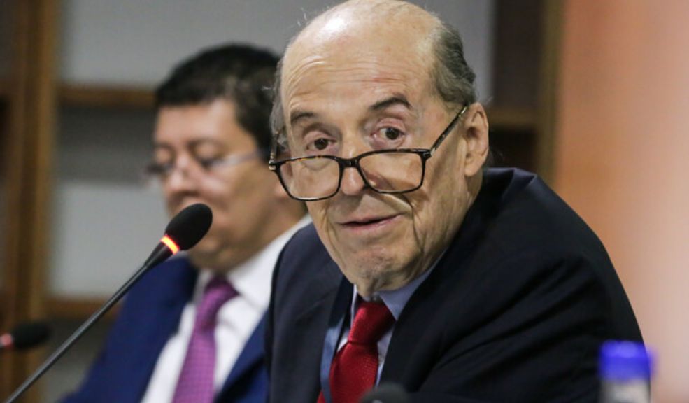 Destituyen e inhabilitan por 10 años al excanciller Leyva por caso pasaportes La Procuraduría General de la Nación destituyó e inhabilitó por 10 años al exministro de Relaciones Exteriores, Álvaro Leyva Durán, tras hallar que incumplió principios de contratación estatal al declarar desierta la licitación pública para la emisión de pasaportes.