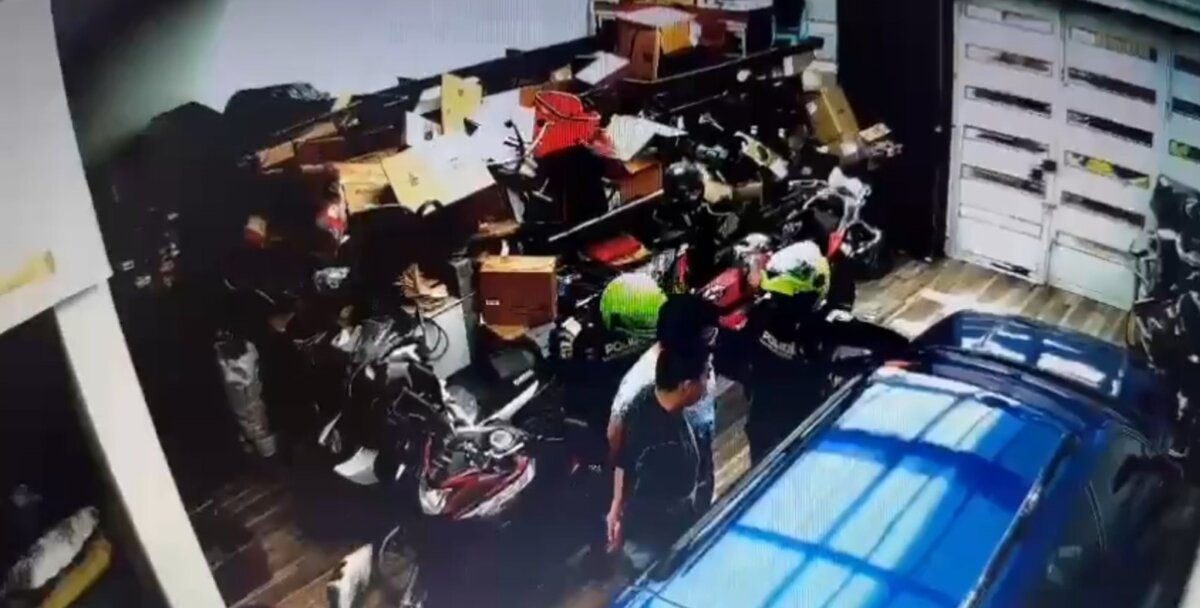 Dos policías hacían parte de organización dedicada al hurto en Bogotá 1 Dos policías hacían parte de organización dedicada al hurto en Bogotá Fueron judicializadas cinco personas dedicadas al hurto en Bogotá. Entre los implicados se encuentran dos policías que, al parecer, habrían facilitado los robos.