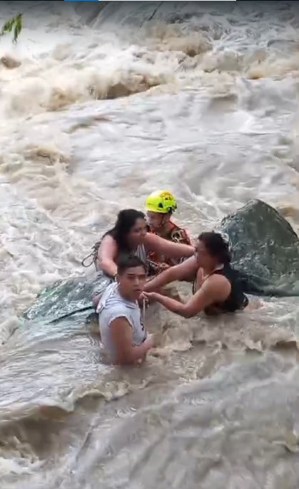 EN VIDEO: Así fue el dramático rescate de 3 personas que estaban ebrias en un río de Viotá 1 EN VIDEO: Así fue el dramático rescate de 3 personas que estaban ebrias en un río de Viotá Bomberos de Cundinamarca rescataron a 3 personas que cayeron a un río en Viotá. Los uniformados confirmaron que se encontraban en estado de embriaguez