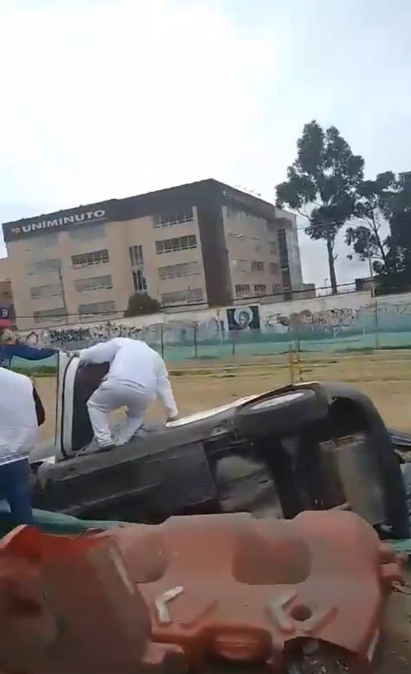 EN VIDEO: Camioneta se volcó en la Autopista Sur y generó complicaciones en la movilidad 1 EN VIDEO: Camioneta se volcó en la Autopista Sur y generó complicaciones en la movilidad Así fue el accidente registrado esta tarde en la Autopista Sur, donde una camioneta se volcó. La movilidad se complicó en la zona.