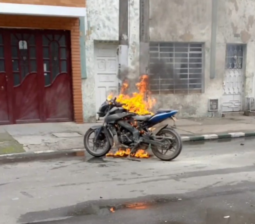 EN VIDEO: Ciudadanos golpearon a presuntos ladrones y les quemaron la moto en Puente Aranda 1 EN VIDEO: Ciudadanos golpearon a presuntos ladrones y les quemaron la moto en Puente Aranda Así fue como ciudadanos defendieron a una mujer que acababa de ser víctima de un hurto y atraparon a los presuntos ladrones.