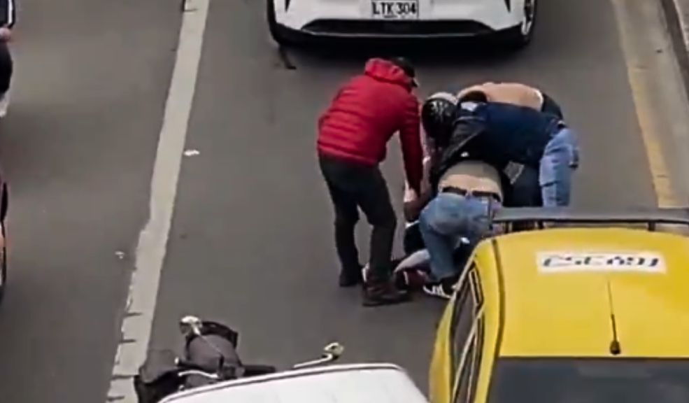 EN VIDEO: Conductores se fueron a los golpes en plena Av. Boyacá 1 EN VIDEO: Conductores se fueron a los golpes en plena Av. Boyacá En un hecho de intolerancia, dos hombres se pelearon en la calle.