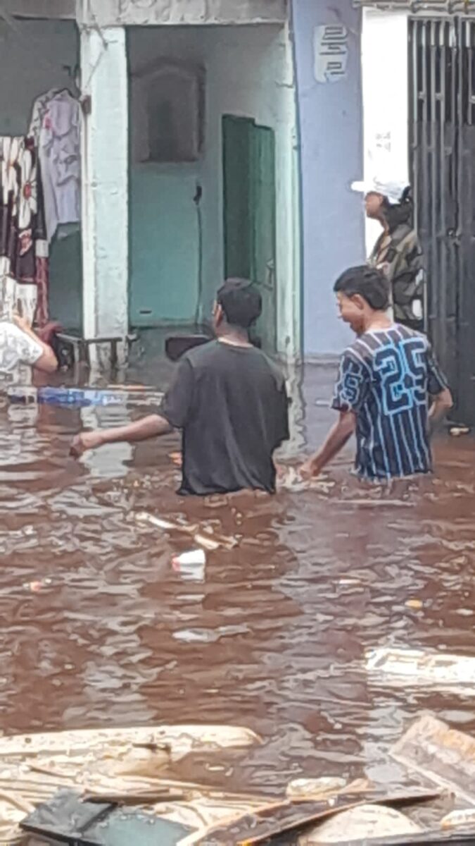 EN VIDEO: Ruptura de un tubo generó graves inundaciones en Medellín 1 EN VIDEO: Ruptura de un tubo generó graves inundaciones en Medellín Videos muestran la gravedad de las inundaciones causadas por la ruptura de un tubo en Medellín; cerca de 100 casas resultaron afectadas.