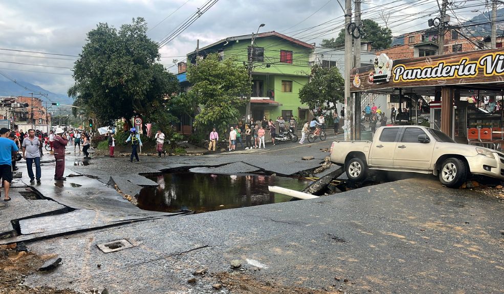 EN VIDEO: Ruptura de un tubo generó graves inundaciones en Medellín Videos muestran la gravedad de las inundaciones causadas por la ruptura de un tubo en Medellín; cerca de 100 casas resultaron afectadas.