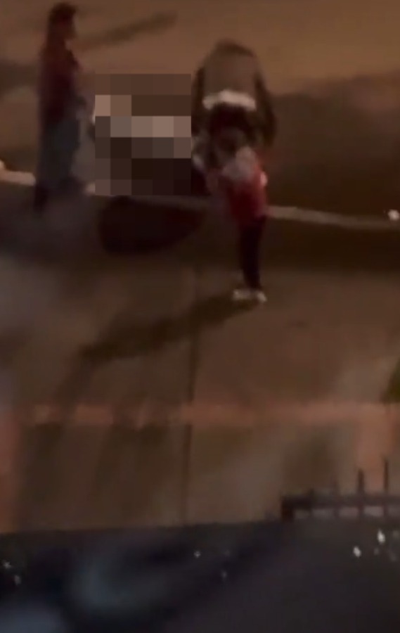 EN VIDEO: Violento hurto de lujosa camioneta en Bogotá 1 EN VIDEO: Violento hurto de lujosa camioneta en Bogotá El conductor del vehículo fue baleado por los delincuentes. Autoridades siguen tras el rastro de la camioneta de lujo.