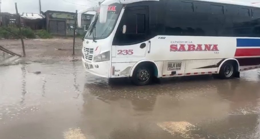 EN VIVO: Así está la movilidad en Bogotá este domingo tras fuertes lluvias 1 EN VIVO: Así está la movilidad en Bogotá este domingo tras fuertes lluvias Le contamos cómo están las vías y en cuáles puntos de la ciudad se presentan encharcamientos o complicaciones de movilidad.
