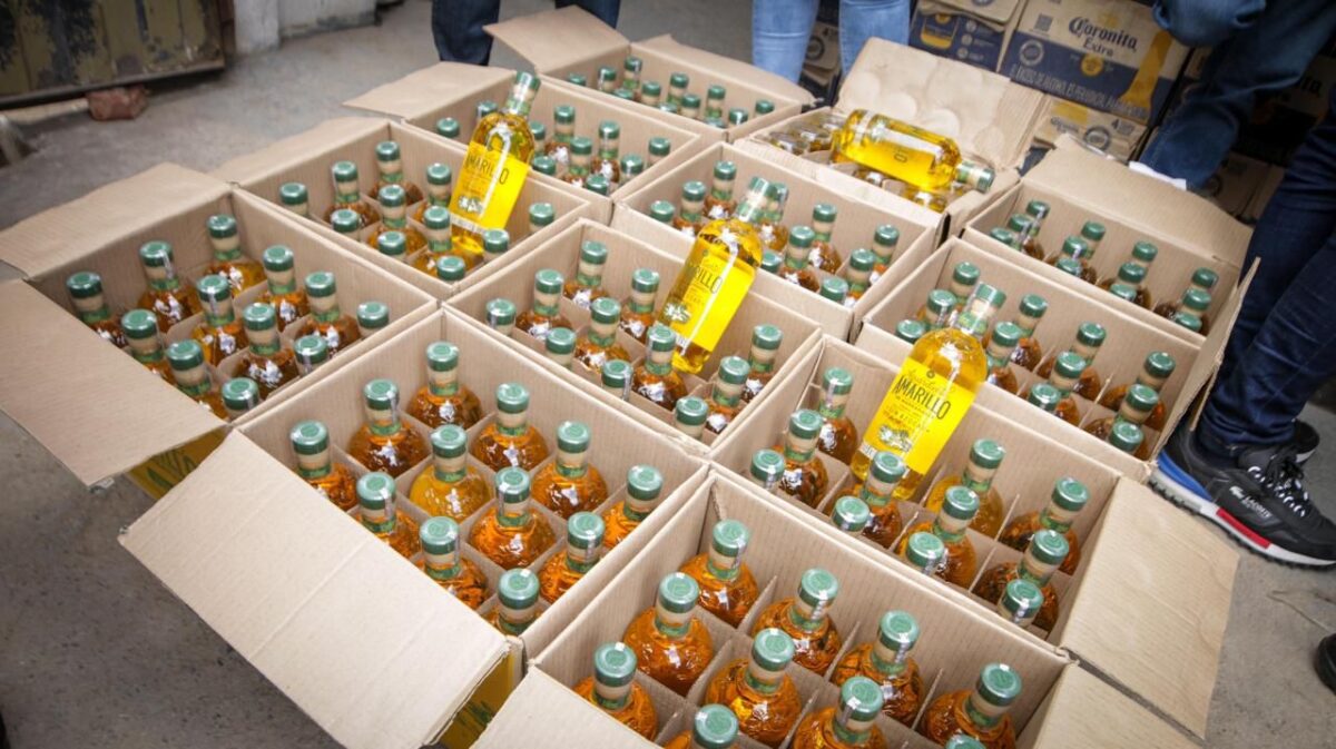 Encuentran 144 botellas de aguardiente de contrabando en operativo en Los Mártires Además del trago incautado, se le impuso una multa al establecimiento comercial.