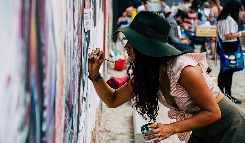 'Espacios Públicos Seguros para Mujeres': La convocatoria que reúne diseñadoras, arquitectas y artistas de Bogotá Con el objetivo de transformar la ciudad en un lugar más seguro e inclusivo para las mujeres, la Caja de Vivienda Popular y la Secretaría de la Mujer de Bogotá han lanzado el Primer Reto de Diseño de “Espacios Públicos Seguros para las Mujeres”.