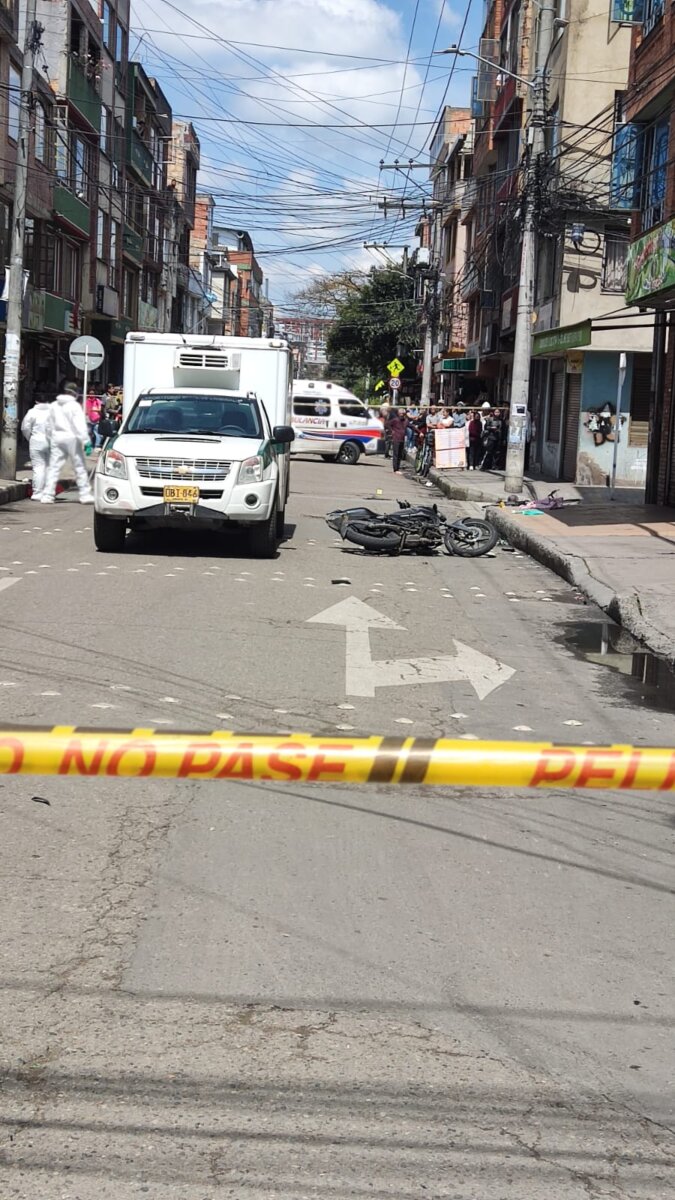 Esta es la identidad del motociclista que murió en accidente de tránsito en Engativá 1 Esta es la identidad del motociclista que murió en accidente de tránsito en Engativá Aunque se creía que la víctima fatal del accidente había sido un ciclista, Q'HUBO conoció que el occiso fue un motociclista de 21 años.