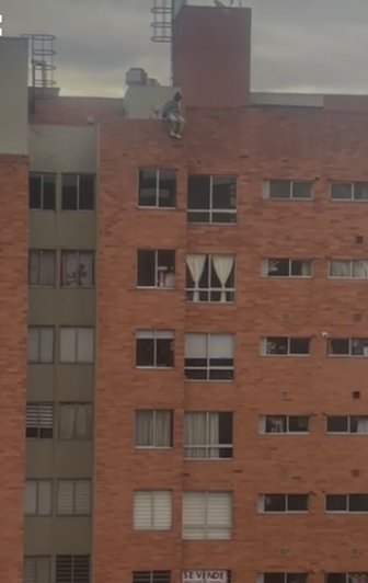 Esta sería la razón por la que joven habría decidido lanzarse de un edificio en Kennedy El más reciente caso que salió a la luz pública sucedió a eso de las 7 de mañana de ayer en la localidad de Kennedy, exactamente en un conjunto residencial ubicado en la calle 10b con carrera 81f. Allí ante la mirada de varios residentes, un joven de 24 años se lanzó al vacío desde la terraza de una de las torres de 21 pisos.