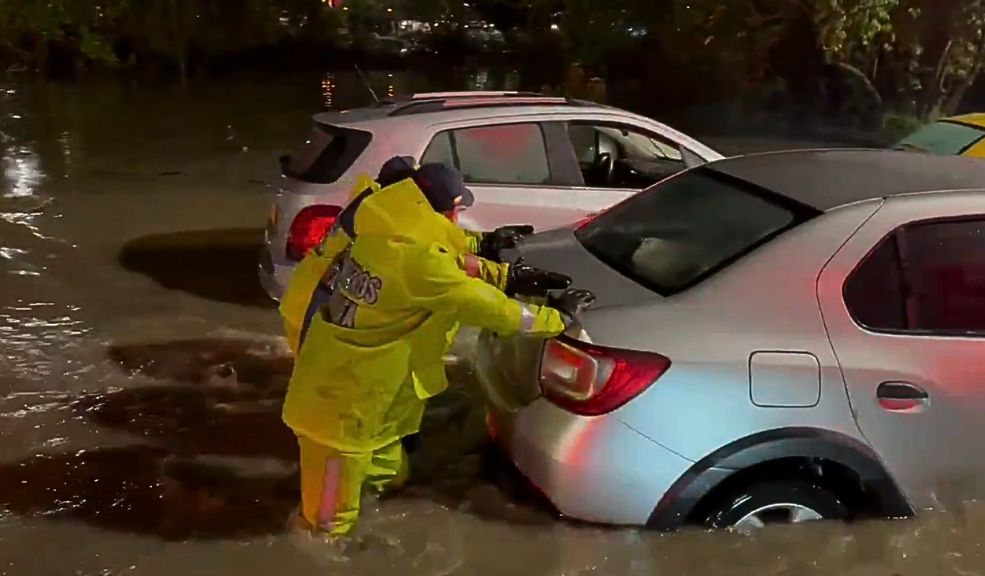 Esto es lo que debe hacer si su carro queda atrapado en una inundación 9 Esto es lo que debe hacer si su carro queda atrapado en una inundación Debido a la emergencia que vive Bogotá por las fuertes lluvias, le dejamos algunas recomendaciones para salvar su carro de las inundaciones.