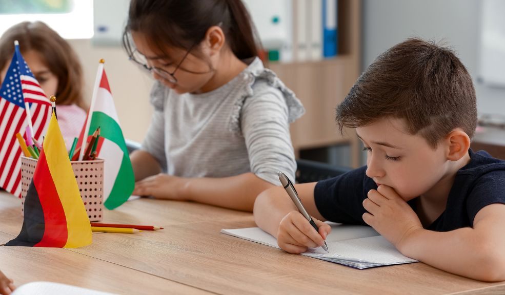 Estos son los beneficios de aprender varios idiomas desde pequeño Diversos estudios indican que aprender un segundo idioma en la infancia no solo facilita el dominio de otras lenguas en el futuro, sino que también aporta ventajas significativas en el desarrollo cognitivo y social de los niños.