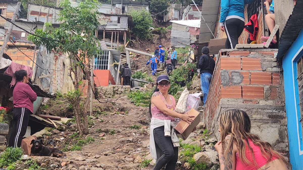 Familias en Soacha se vieron gravemente afectadas por deslizamiento de tierra 1 Familias en Soacha se vieron gravemente afectadas por deslizamiento de tierra Los residentes del barrio Los Robles viven una verdadera emergencia, luego de un deslizamiento de tierra que afectó varias viviendas del sector.