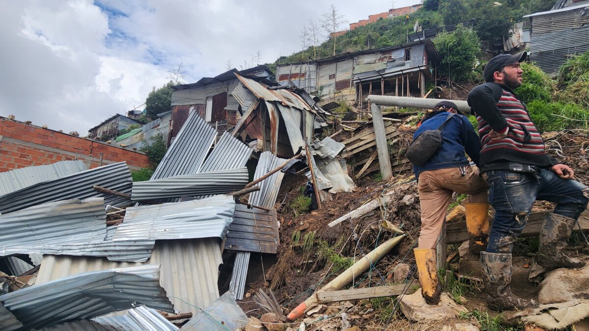 Familias en Soacha se vieron gravemente afectadas por deslizamiento de tierra 2 Familias en Soacha se vieron gravemente afectadas por deslizamiento de tierra Los residentes del barrio Los Robles viven una verdadera emergencia, luego de un deslizamiento de tierra que afectó varias viviendas del sector.
