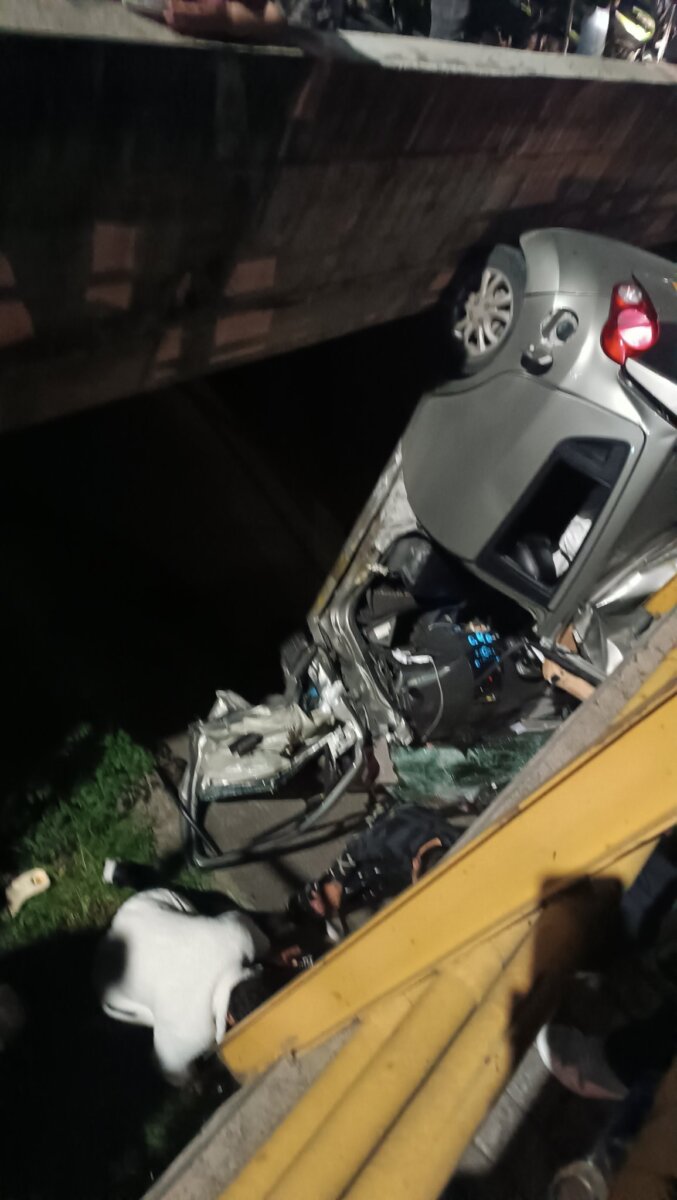 Impactante accidente: carro cayó a un caño en Usaquén 1 Impactante accidente: carro cayó a un caño en Usaquén Un grave accidente de tránsito causó conmoción entre los residentes del norte de Bogotá, pues un carro cayó a un caño en Usaquén, dejando 4 personas lesionadas.