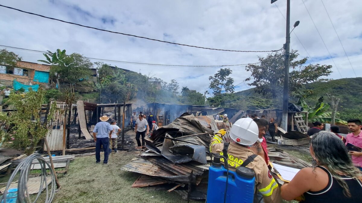 Incendio en Cundinamarca deja 8 viviendas destruidas 1 Incendio en Cundinamarca deja 8 viviendas destruidas Este martes 12 de noviembre, un grave incendio consumió ocho viviendas en el barrio Antigua Base, en el municipio de La Palma, ubicado al noroccidente de Cundinamarca. La emergencia fue atendida por el Cuerpo de Bomberos del municipio de Yacopí, con el apoyo de la Defensa Civil, la Policía, la administración municipal y personal de gestión del riesgo.