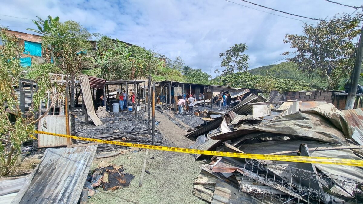 Incendio en Cundinamarca deja 8 viviendas destruidas Este martes 12 de noviembre, un grave incendio consumió ocho viviendas en el barrio Antigua Base, en el municipio de La Palma, ubicado al noroccidente de Cundinamarca. La emergencia fue atendida por el Cuerpo de Bomberos del municipio de Yacopí, con el apoyo de la Defensa Civil, la Policía, la administración municipal y personal de gestión del riesgo.