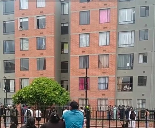Jovencita que cayó de un edificio en Bosa habría sido asesinada por su pareja sentimental La jovencita, de tan solo 16 años, presentaba varias heridas de arma blanca y hematomas en todo su cuerpo.