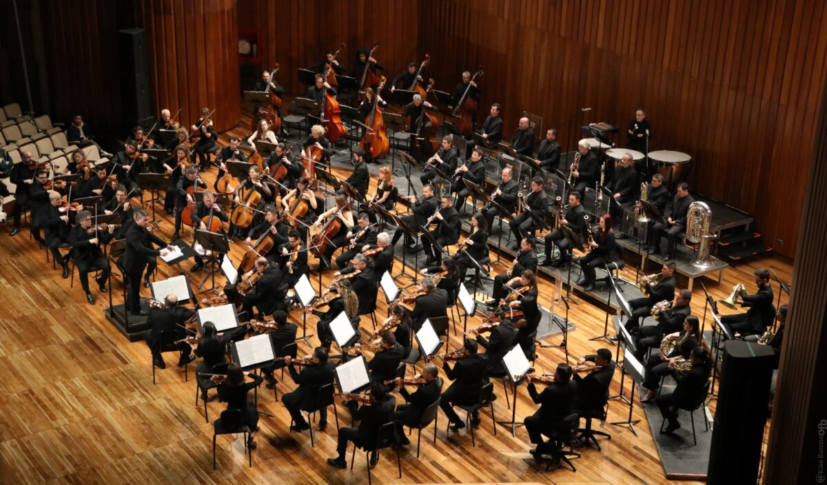 ¡Plan musical de lujo y gratis! La Filarmónica de Bogotá pondrá ritmo con Mozart, Paganini La Filarmónica de Bogotá ofrecerá hoy un concierto que incluye obras de Mozart, Paganini y Reger, bajo la dirección del colombiano Juan Pablo Valencia-Heredia y con la participación del violinista búlgaro Svetlin Roussev.