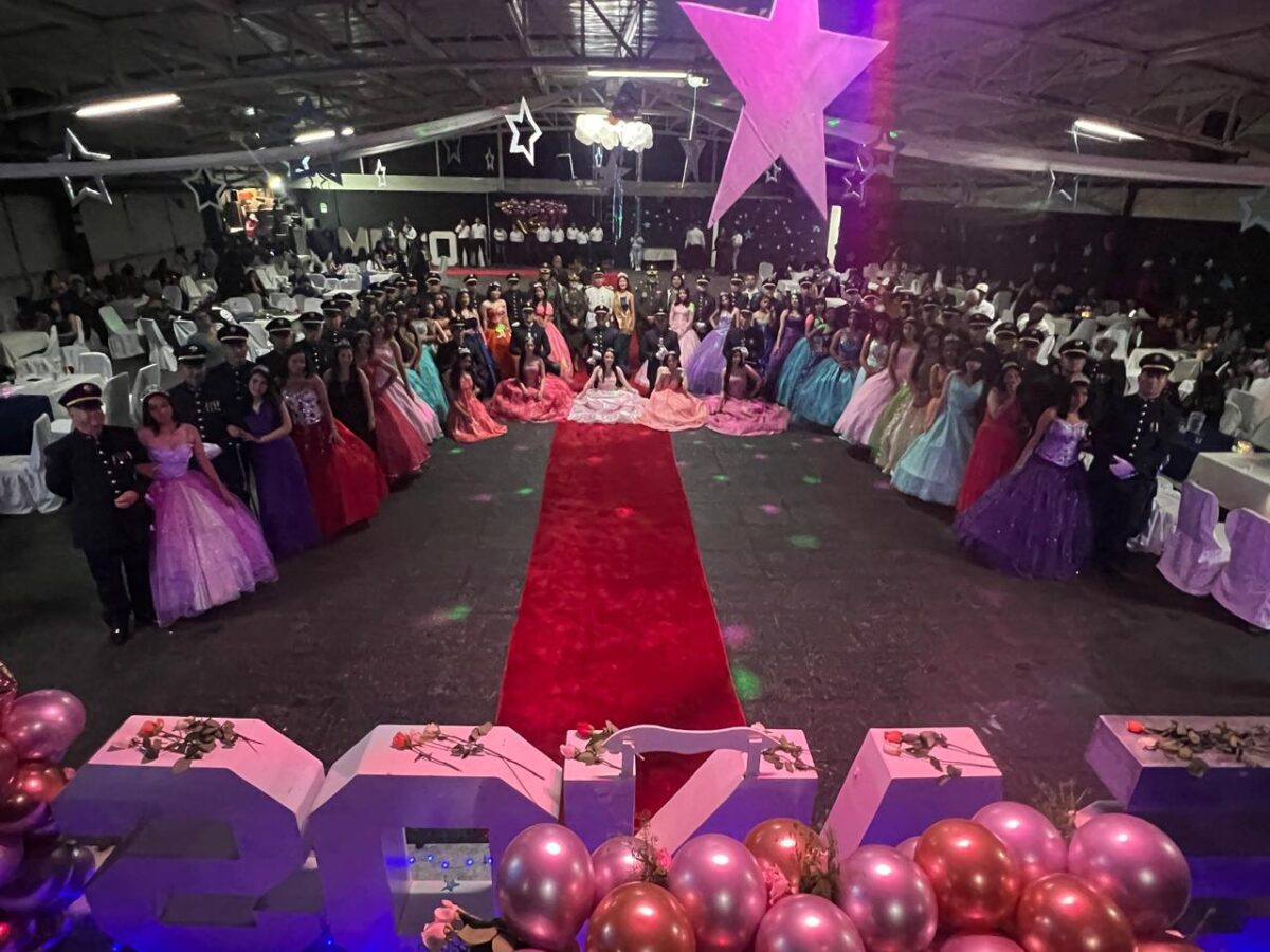 La Policía Nacional y organizaciones solidarias celebran los 15 años de 34 jóvenes Así fue la celebración de 15 años de 34 jovencitas.