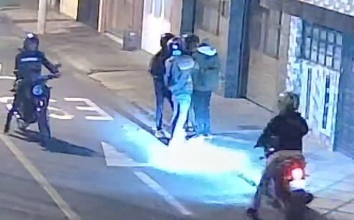 Ladrones en moto atracan ciudadanos en Bogotá: habrían asesinado a un hombre por robarlo 1 Ladrones en moto atracan ciudadanos en Bogotá: habrían asesinado a un hombre por robarlo Ciudadanos denuncian que 6 ladrones en moto está realizando violentos hurtos en la capital. Esto se sabe.
