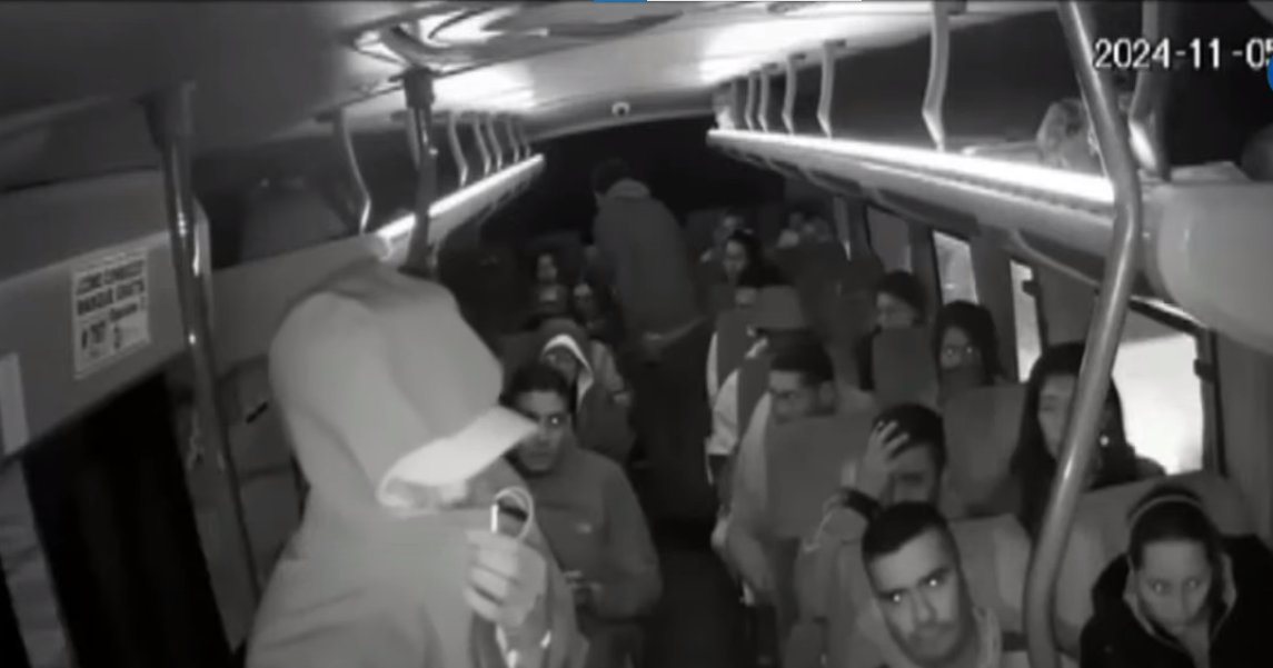 Ladrones robaron a 16 pasajeros de un bus intermunicipal en Bogotá Un nuevo robo a un bus de servicio público se registró en la ciudad de Bogotá. Dos delincuentes robaron a 16 pasajeros.