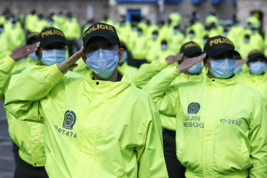 Más de 1.500 policías garantizarán la seguridad en Bogotá durante el partido Colombia vs. Ecuador 1 Más de 1.500 policías garantizarán la seguridad en Bogotá durante el partido Colombia vs. Ecuador Con el objetivo de garantizar la seguridad y convivencia durante la fiesta del fútbol, la Policía Metropolitana de Bogotá anunció el despliegue de cerca de 1.500 hombres y mujeres, junto con recursos tecnológicos, en diferentes puntos estratégicos de la capital.