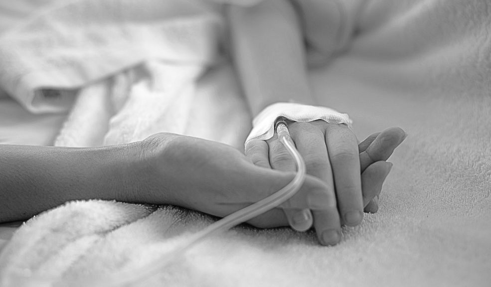 Niña de 2 años habría muerto tras comer una salchipapa, ¿qué pasó? Una niña de tan solo 2 años habría muerto tras ingerir una porción de salchipapa. Sus padres se encuentran internados en un centro médico.