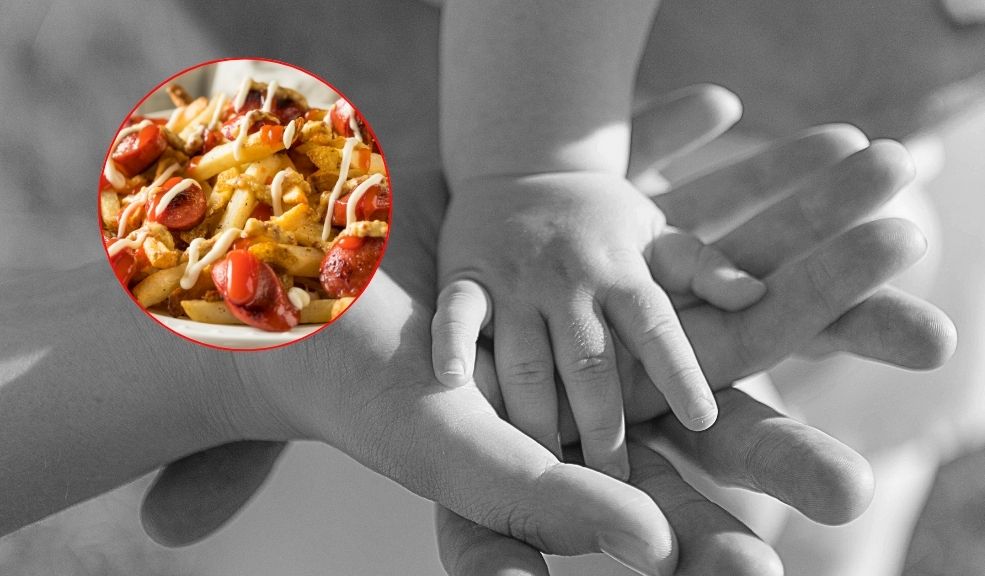 Niña de 2 años habría muerto tras comer una salchipapa, ¿qué pasó? 4 Niña de 2 años habría muerto tras comer una salchipapa, ¿qué pasó? Una niña de tan solo 2 años habría muerto tras ingerir una porción de salchipapa. Sus padres se encuentran internados en un centro médico.
