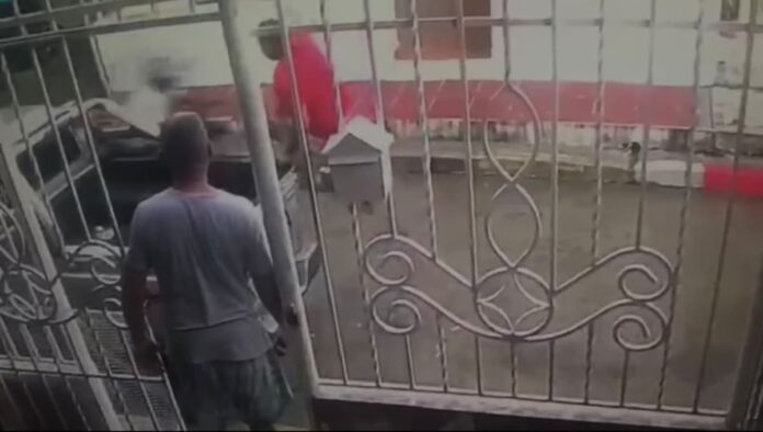 Video: Hombre detuvo a un ladrón con una patada voladora Un insólito hecho quedó grabado por cámaras de seguridad del sector, tras la inesperada reacción de un ciudadano que inmovilizó a un presunto ladrón con una patada voladora que lo dejó en el píso.