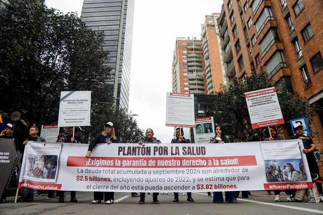 Pacientes con enfermedades huérfanas piden renuncia del director del Invima 1 Pacientes con enfermedades huérfanas piden renuncia del director del Invima Organizaciones de pacientes con enfermedades huérfanas de Colombia manifestaron su descontento por los comentarios realizados por el director del Invima: “Son palabras lamentables".