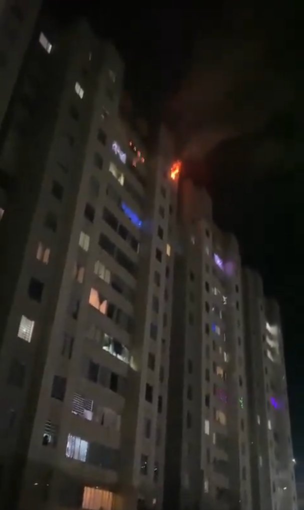 Pánico por grave incendio en un apartamento de Ciudad Bolívar En video quedó registrado el grave incendio que se presentó este domingo en un apartamento de un conjunto residencial en Ciudad Bolívar.