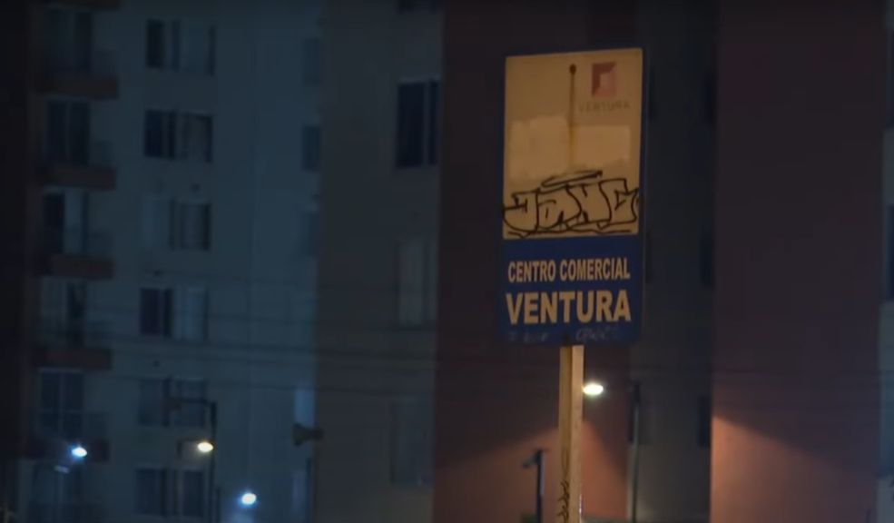 Pelea entre vecinos dejó sin vida a un hombre en Soacha: la víctima fue arrollada por un bus 1 Pelea entre vecinos dejó sin vida a un hombre en Soacha: la víctima fue arrollada por un bus Un hombre murió tras ser golpeado brutalmente por un vecino. El agresor lo dejó inconsciente en una vía pública, donde un bus lo arrolló.