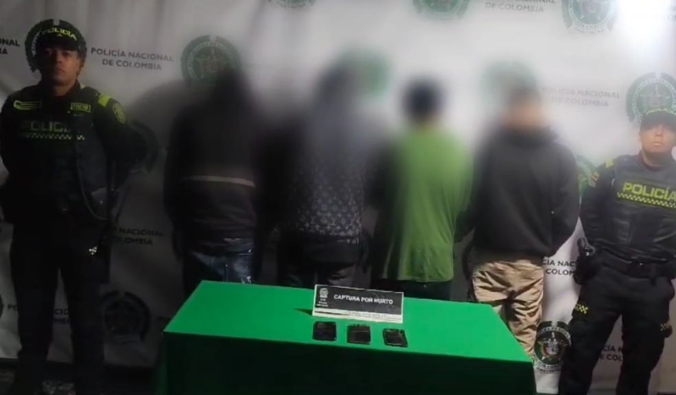 Policía capturó en flagrancia a 4 sujetos que robaban en un bus del Sitp en Antonio Nariño 9 Policía capturó en flagrancia a 4 sujetos que robaban en un bus del Sitp en Antonio Nariño Los delincuentes, además de robar las pertenencias de sus víctimas, hirieron a dos personas que intentaron resistirse al hurto.