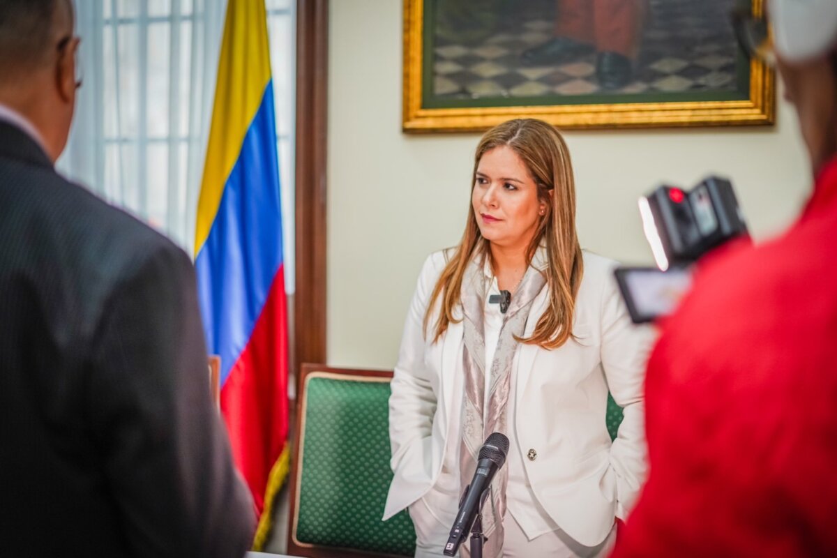 Proyecto de ley busca eliminar canciones que hagan apología a relaciones con menores de edad 1 Proyecto de ley busca eliminar canciones que hagan apología a relaciones con menores de edad De acuerdo con Espinosa, la normalización de la violencia y el abuso en las letras de canciones de géneros urbanos puede tener consecuencias devastadoras a nivel social.