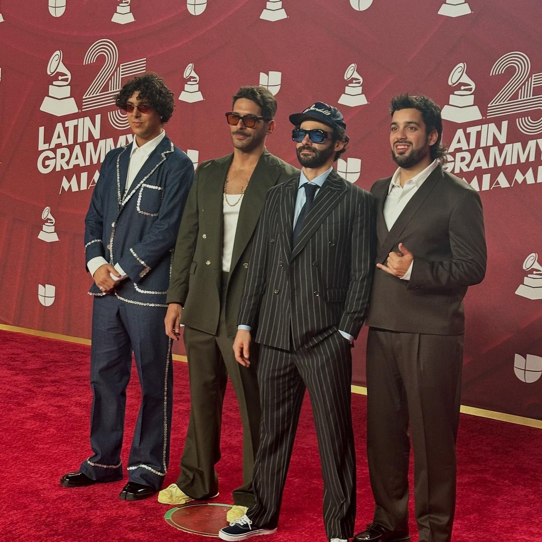 Rawayana celebra su victoria en los Latin Grammy con Mejor Canción Pop 1 Rawayana celebra su victoria en los Latin Grammy con Mejor Canción Pop Desde su formación en 2007 en Caracas, Rawayana ha evolucionado constantemente, fusionando géneros como el reggae, funk y ritmos caribeños, lo que les ha permitido destacarse en la escena musical latina y global.