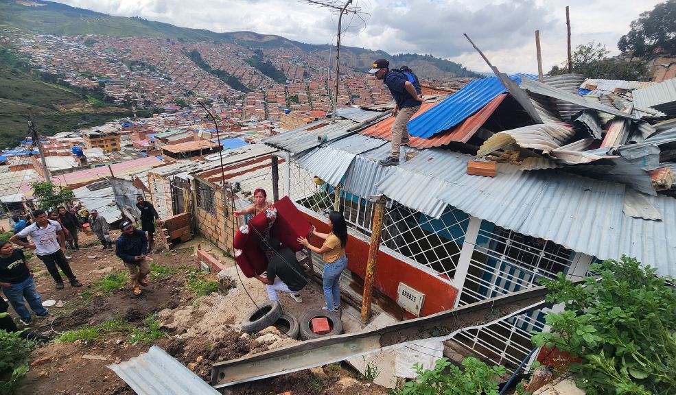 Residentes de Soacha relataron cómo vivieron el deslizamiento de tierra: "No me quedó nada" 1 Residentes de Soacha relataron cómo vivieron el deslizamiento de tierra: "No me quedó nada" El deslizamiento de tierra dejó 7 casas afectadas de manera irreversible, y otras cinco resultaron gravemente comprometidas.