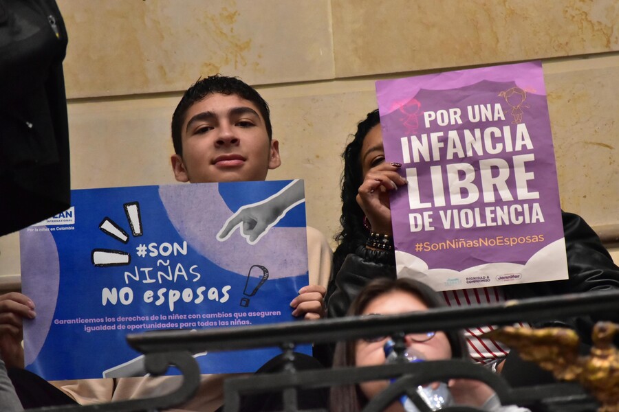 Se aprueba el proyecto de ley que prohíbe el matrimonio infantil en Colombia 1 Se aprueba el proyecto de ley que prohíbe el matrimonio infantil en Colombia En Colombia, el Senado aprobó un proyecto de ley que prohíbe el matrimonio infantil, con el objetivo de proteger a niños, niñas y adolescentes de situaciones de abuso, dependencia económica y explotación.