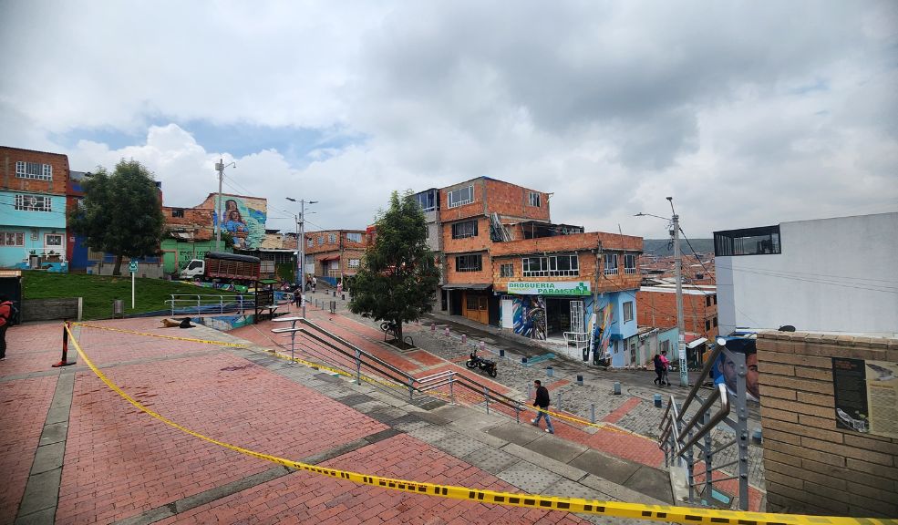 Sicariato en entrada de TransMicable podría estar relacionado con un ajuste de cuentas: esto se sabe 1 Sicariato en entrada de TransMicable podría estar relacionado con un ajuste de cuentas: esto se sabe Las detonaciones de un arma de fuego paralizaron ayer a los trabajadores y moradores frente a la entrada del TransMicable en el barrio Paraíso en Ciudad Bolívar. El estruendoso sonido era el fruto del crimen que se cometió y que cobró la vida de un hombre de aproximadamente 27 años.