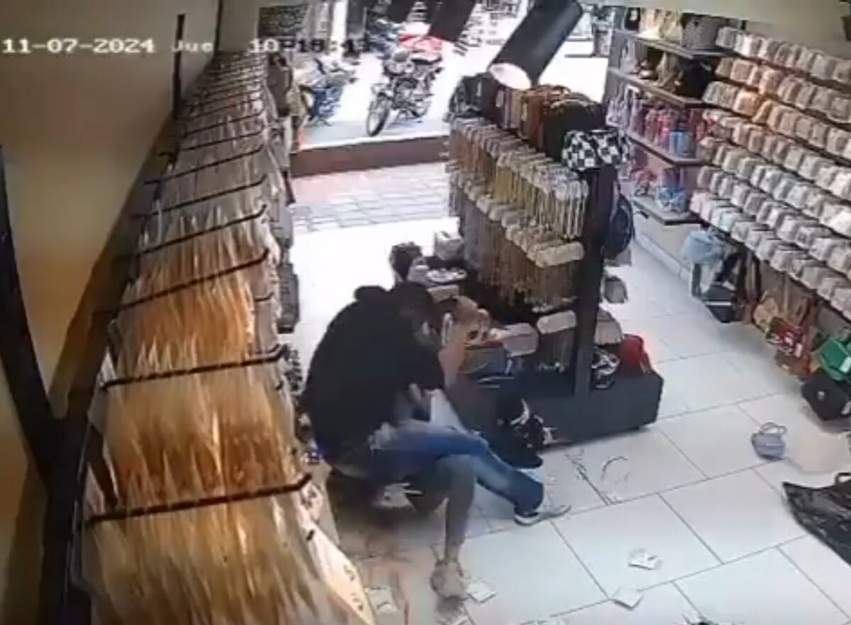 Sujeto entró al almacén donde trabaja su expareja e intentó asesinarla 1 Sujeto entró al almacén donde trabaja su expareja e intentó asesinarla Una cámara de seguridad grabó el dramático momento en el que el sujeto agrede a su expareja en su lugar de trabajo. La mujer sufrió 26 heridas.