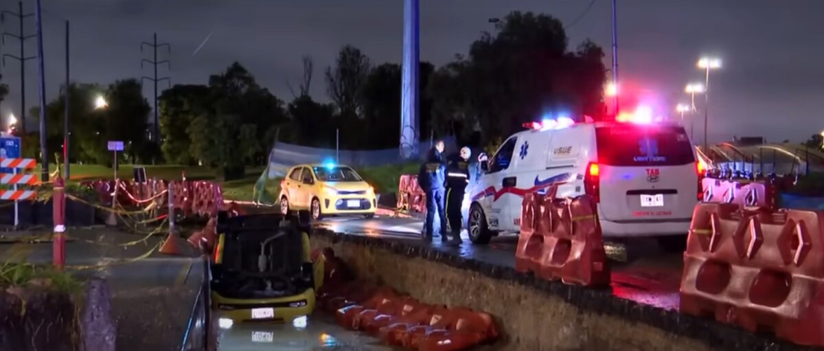 Taxista cayó a un gigantesco hueco en Bogotá y por poco muere ahogado 1 Taxista cayó a un gigantesco hueco en Bogotá y por poco muere ahogado Un taxista cayó a un hueco en una vía y estuvo a punto de morir ahogado. Le contamos cómo sucedió.