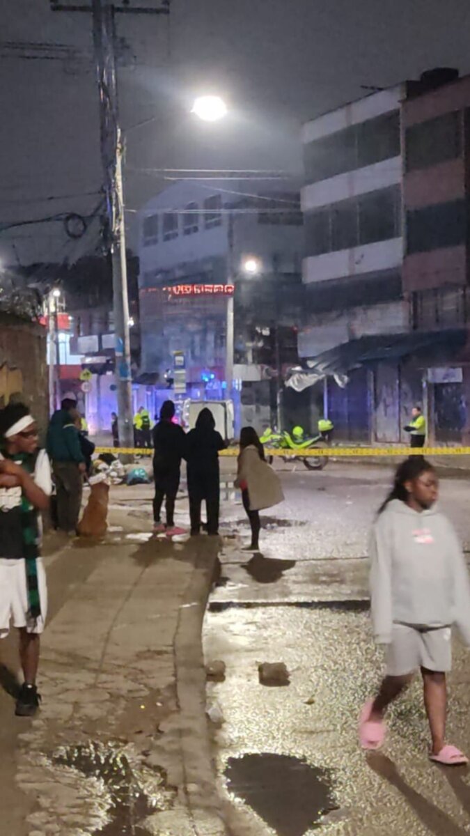 Un hombre fue asesinado a disparos en plena vía pública de Bosa La Libertad 1 Un hombre fue asesinado a disparos en plena vía pública de Bosa La Libertad El hombre fue asesinado a disparos muy cerca de una institución educativa en Bosa La Libertad.