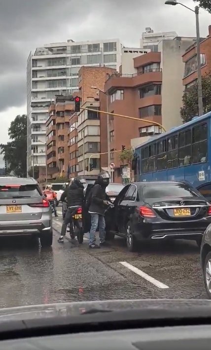 Violento atraco en la carrera Séptima: ladrones encañonaron a un conductor 1 Violento atraco en la carrera Séptima: ladrones encañonaron a un conductor Así fue el violento atraco del cual fue víctima un conductor en el norte de Bogotá.