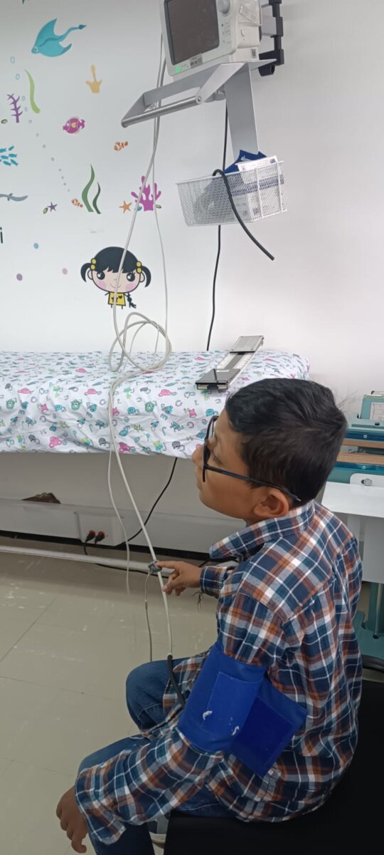 Hermanitos viven un drama por demoras en citas médicas y entrega de suplementos 1 Hermanitos viven un drama por demoras en citas médicas y entrega de suplementos Una madre denuncia en Q'HUBO que su hijo de 11 años no ha recibido la atención adecuada para su enfermedad, pues la EPS Famisanar ha tenido demoras en las citas médicas.